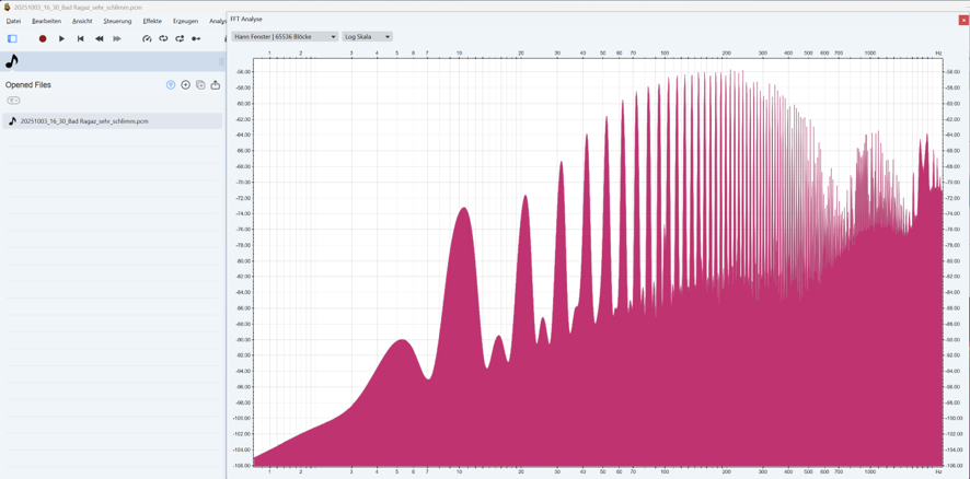 Frequenzanalyse mit einem markanten Signal bei rund 10 Hertz und zahlreichen regelmässig angeordneten höheren Frequenzlinien.